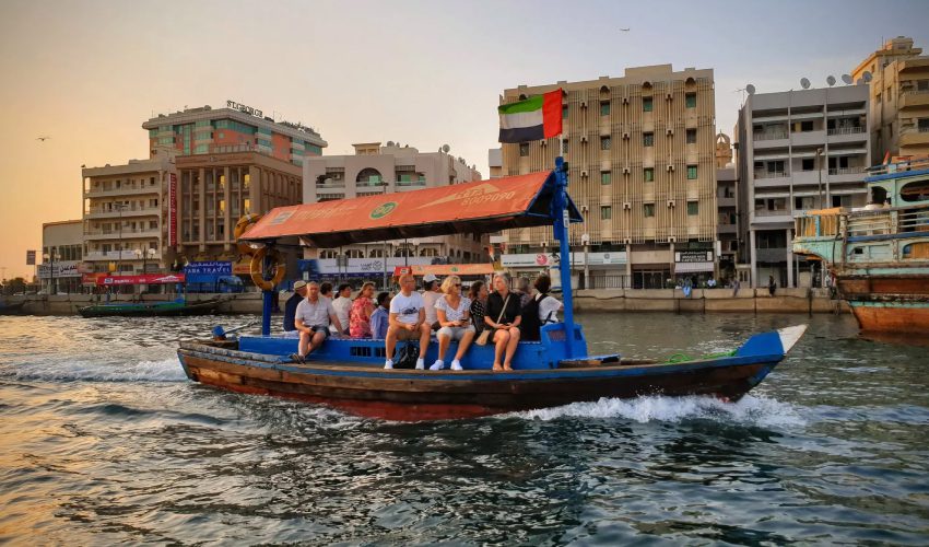 گشتی دل‌انگیز در دل تاریخ با قایق‌های برقی ابرا