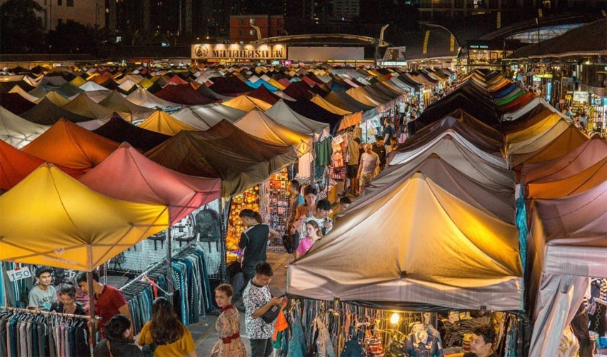 بازار شبانه تالاد روت فای سریناکارین (Talad Rot Fai Srinakarin)